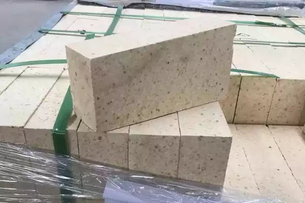 Cracks in high alumina refractory bricks