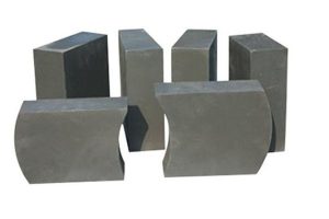 Forming method of special-shaped refractory bricks