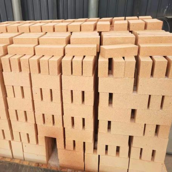 Lightweight clay insulation bricks