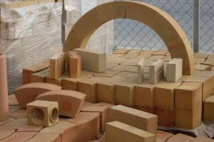 What factors are related to the price of refractory materials?