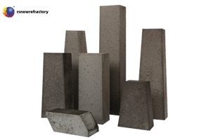 What are the characteristics of magnesia-calcium refractory bricks?